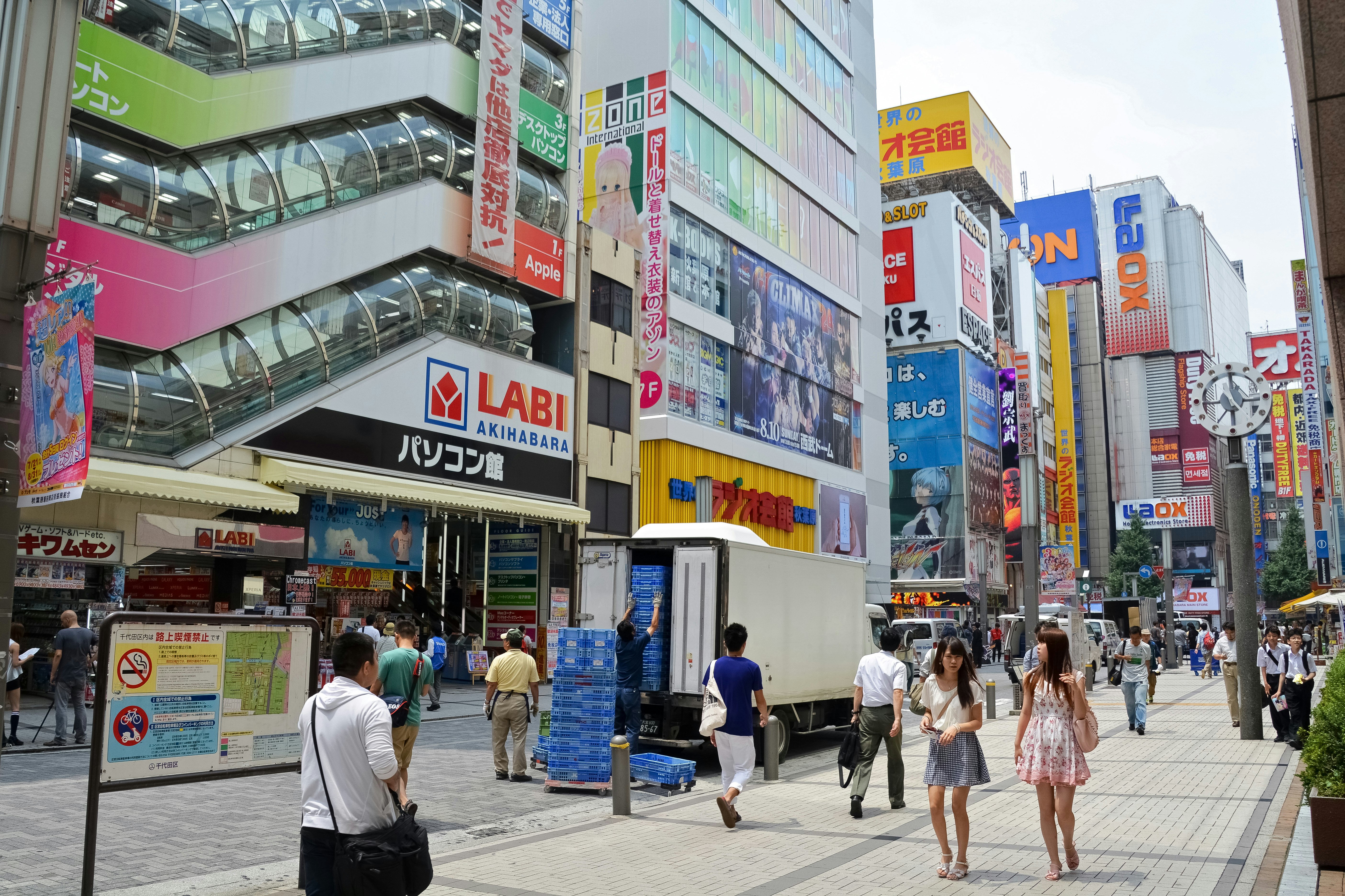 people walking on sidewalk during daytime